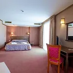 Mistral 4*